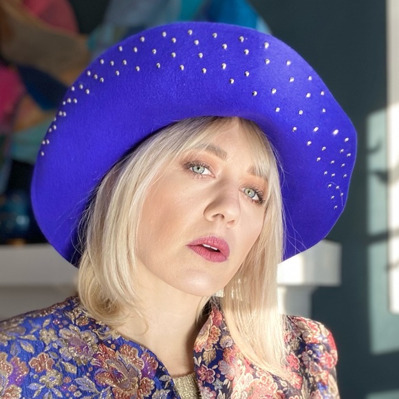 Vintage Mr. John classic purple bedazzled wool hat with blue feathers - Picture 8 of 10